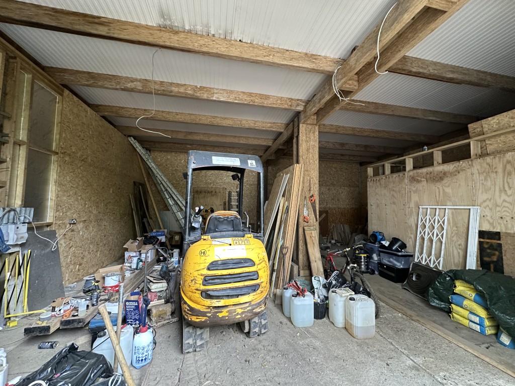 Lot: 60 - TIN BARN WITH POND SET IN APPROXIMATELY ONE ACRE - Internal of Barn